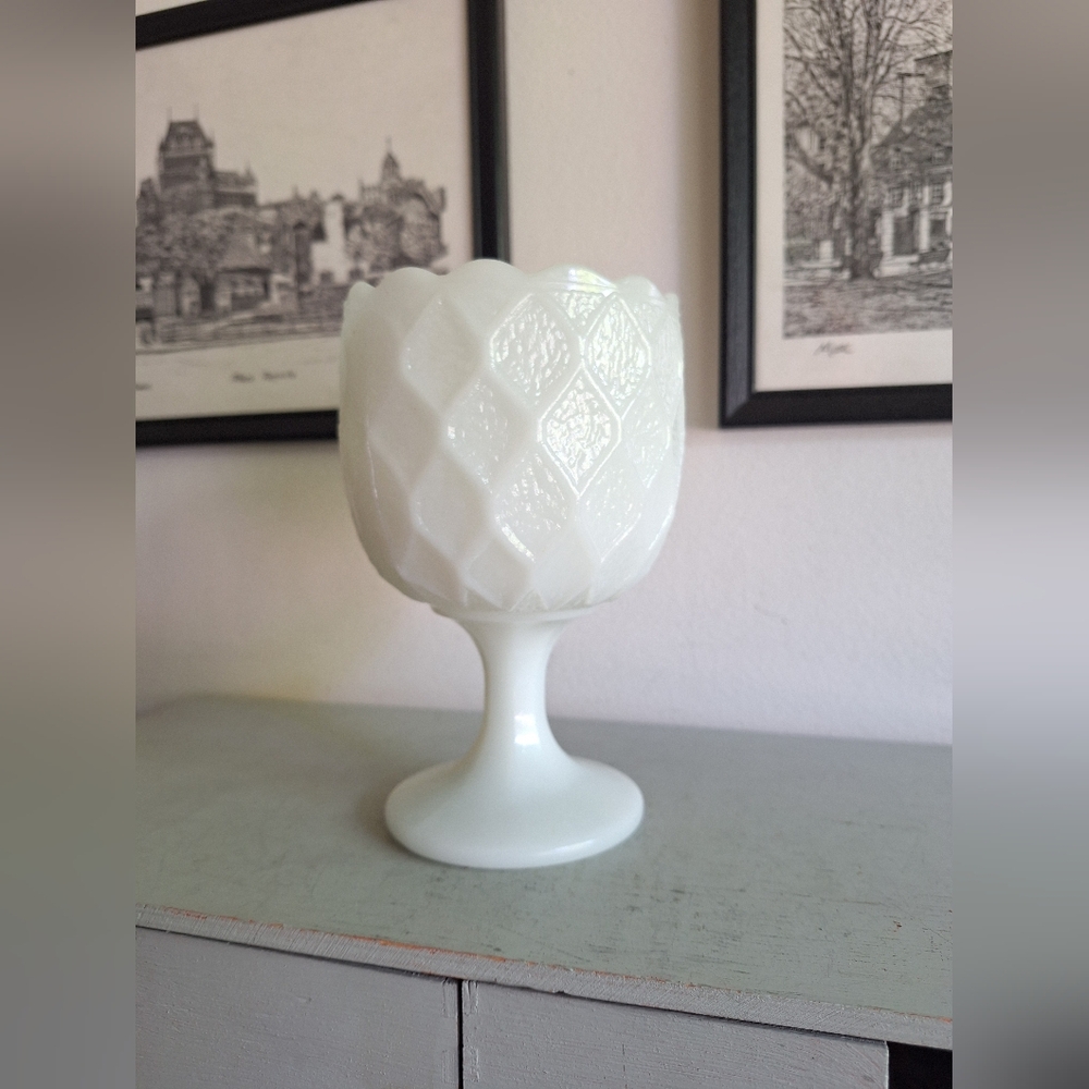 Harlequin Pattern flowerpot in vintage milk glass